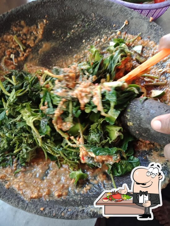 Warm Evenings at Warung Lotek Bu Sri: Cilacap's Flavorful Delight
